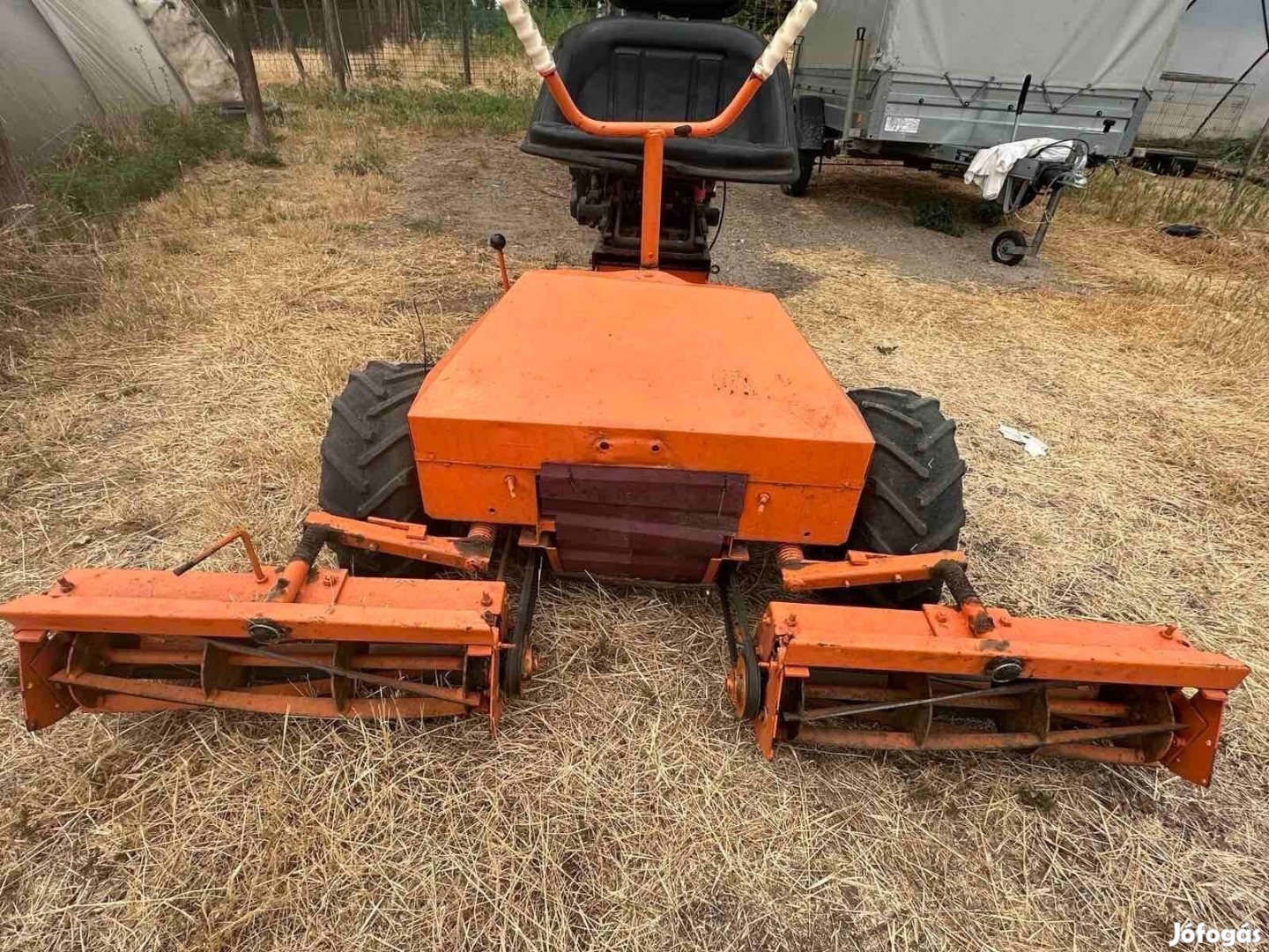 Hengerkéses fűnyíró traktor
