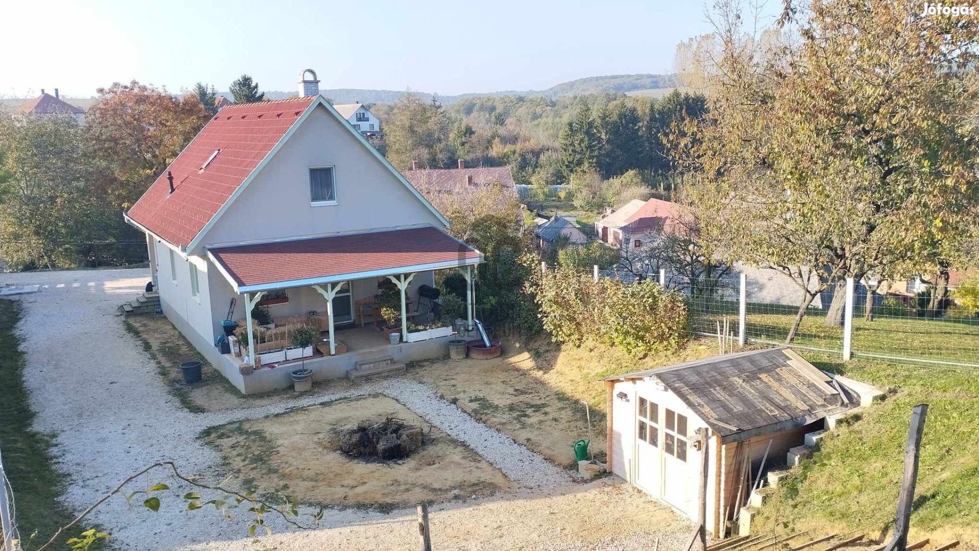 Herenden 96 nm-es, hangulatos családi ház, panorámás telken eladó.