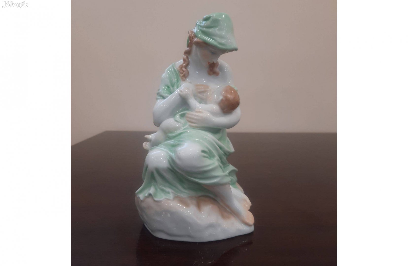 Herendi Anyaság, Szoptató Anya gyermekével porcelán figura eladó!