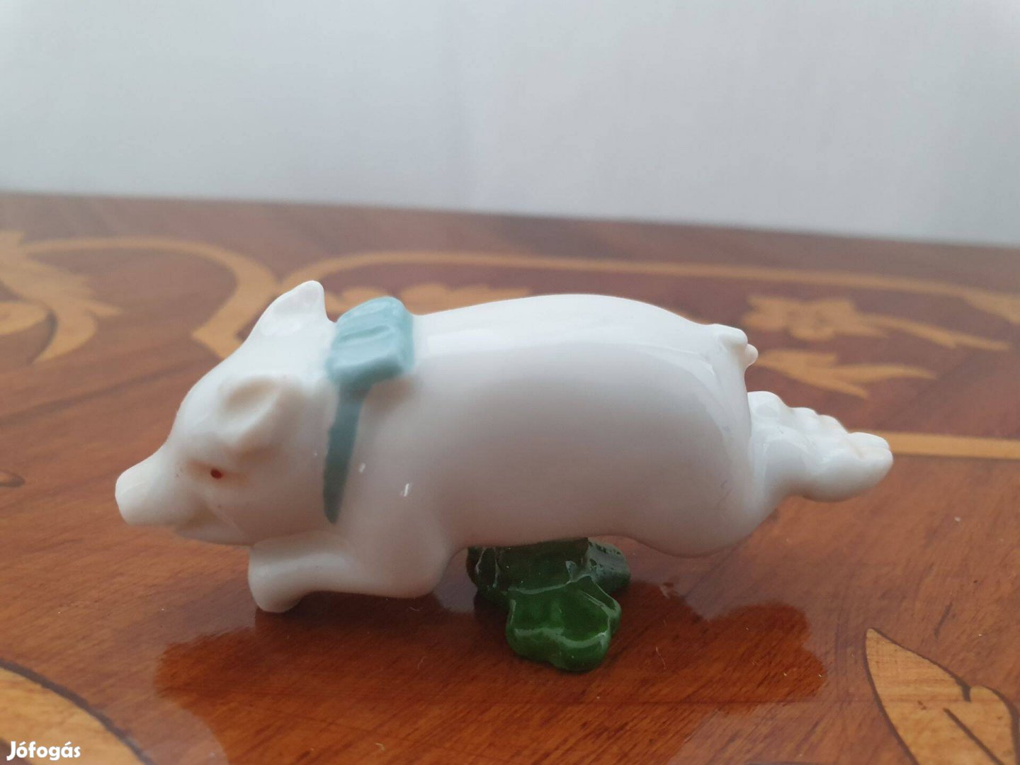 Herendi, óherendi porcelán malac figura