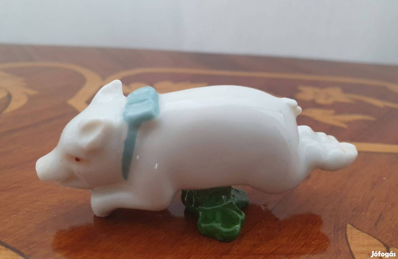 Herendi, óherendi porcelán malac figura