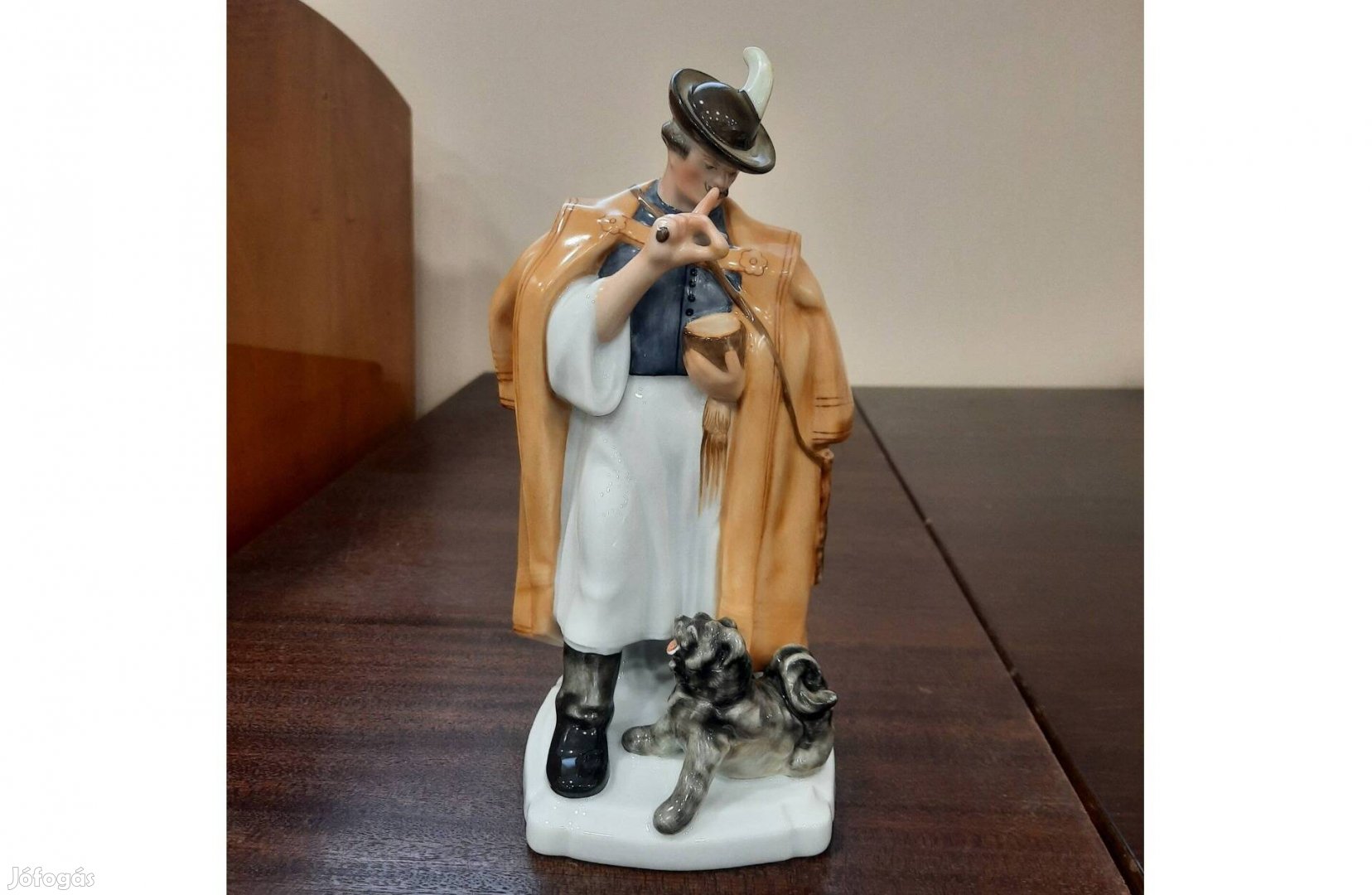 Herendi juhász pulival, pulit etető juhász figura