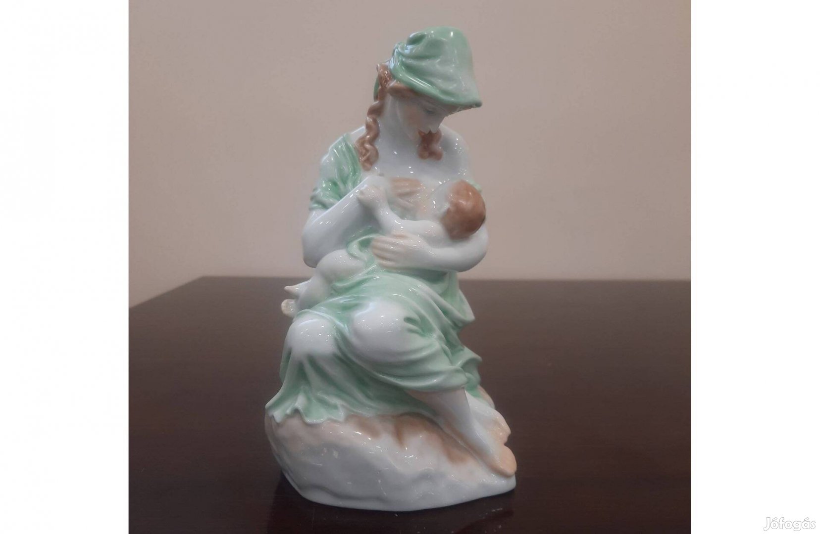 Herendi porcelán Anyaság, Szoptató Anya gyermekével figura eladó!