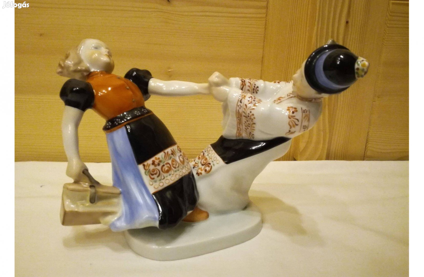 Herendi porcelán Körbe-körbe táncoló pár, gyerekek figura eladó!