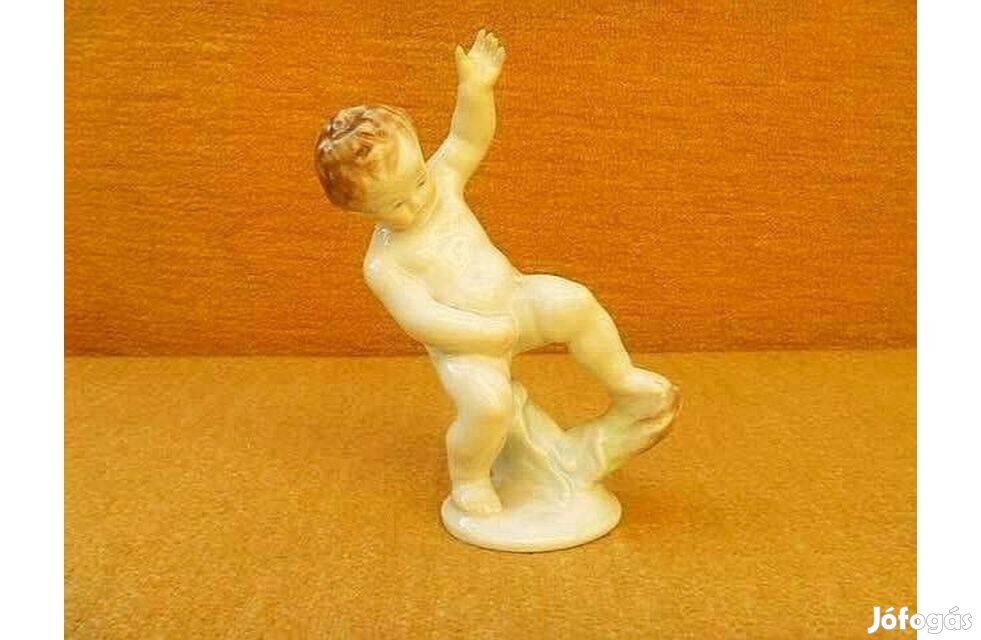 Herendi porcelán - Pisilő fiú figura