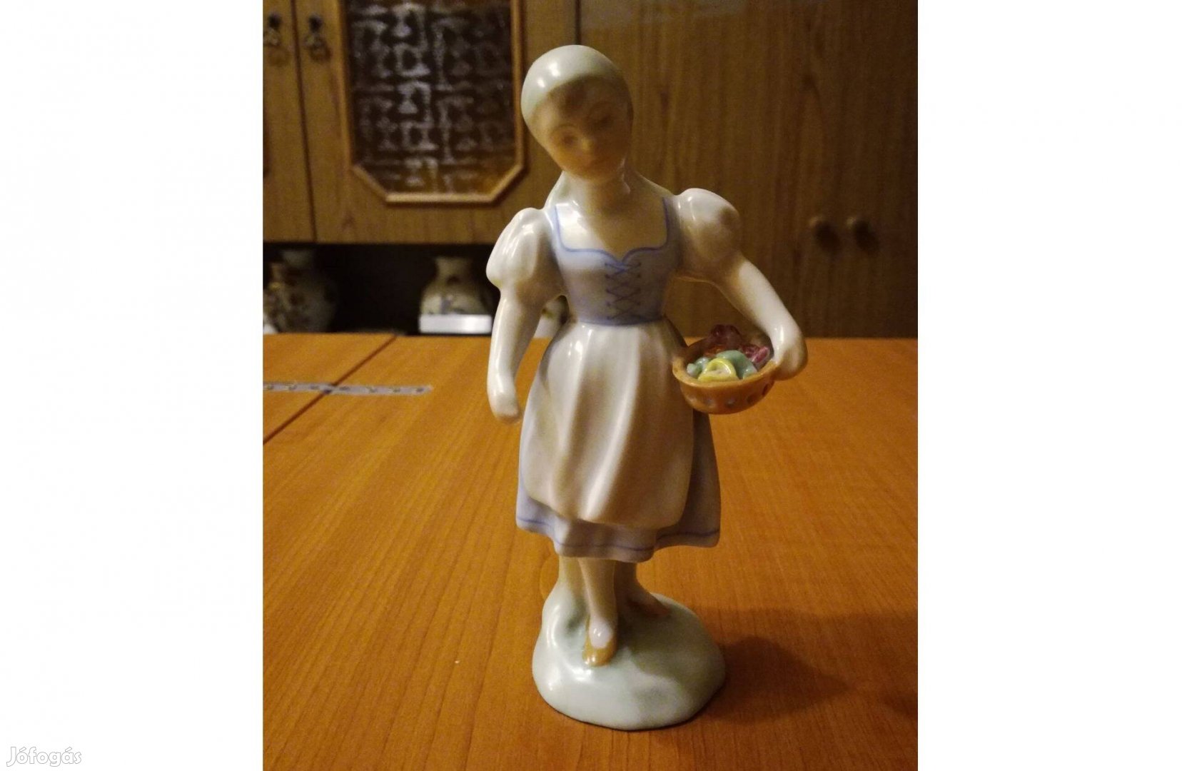 Herendi virágos, virágárus lány, lány virággal porcelán figura eladó!