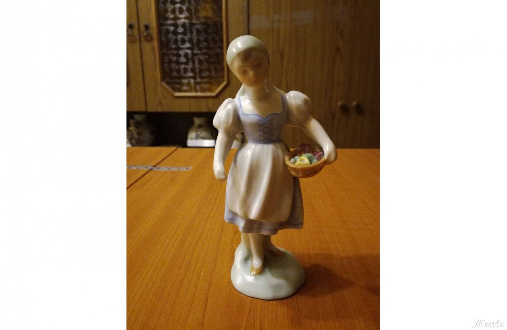 Herendi virágos, virágárús lány, lány virággal porcelán figura eladó!