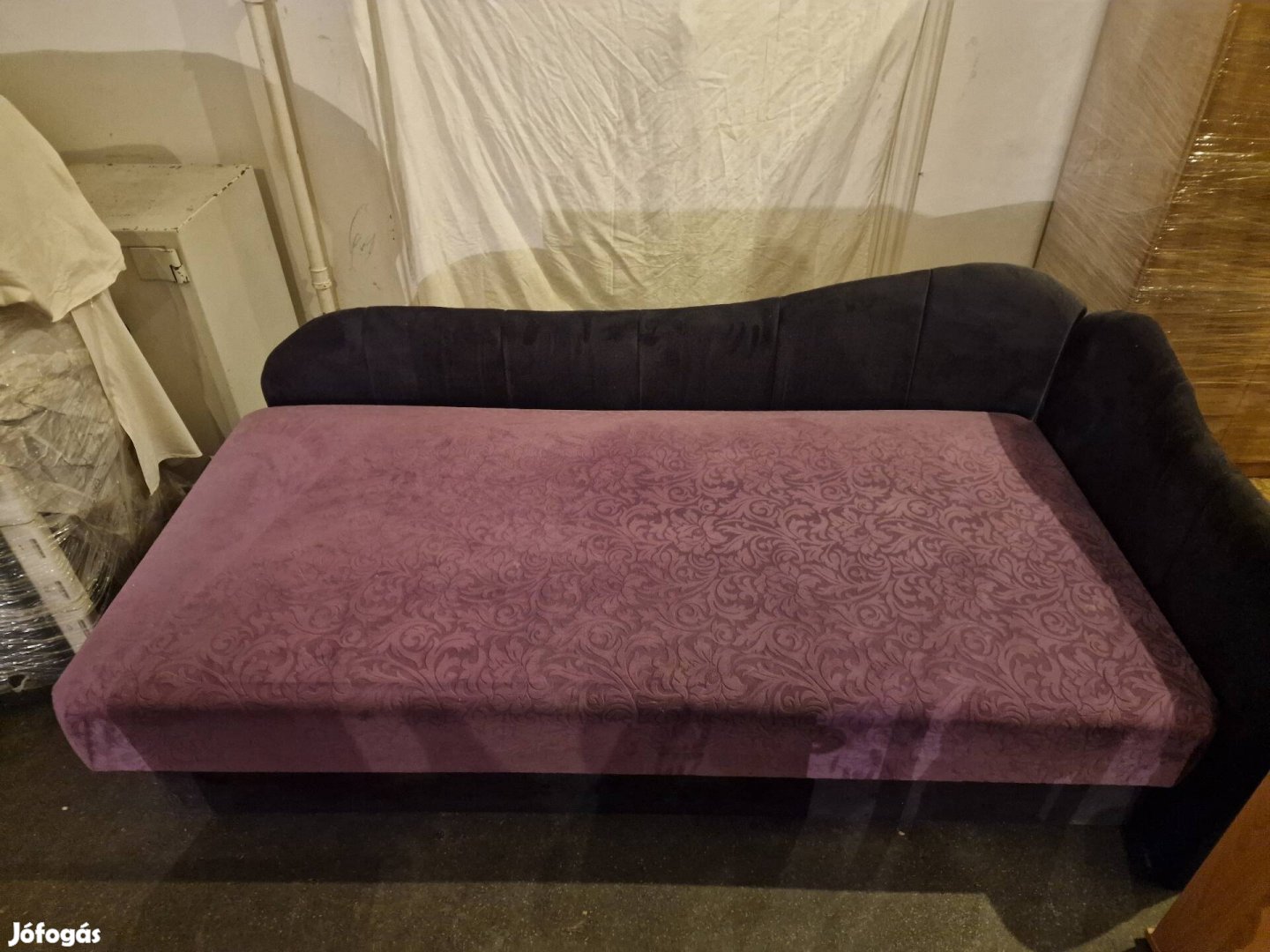 Heverö sofa ágynemütartós Újszerü állapotban!