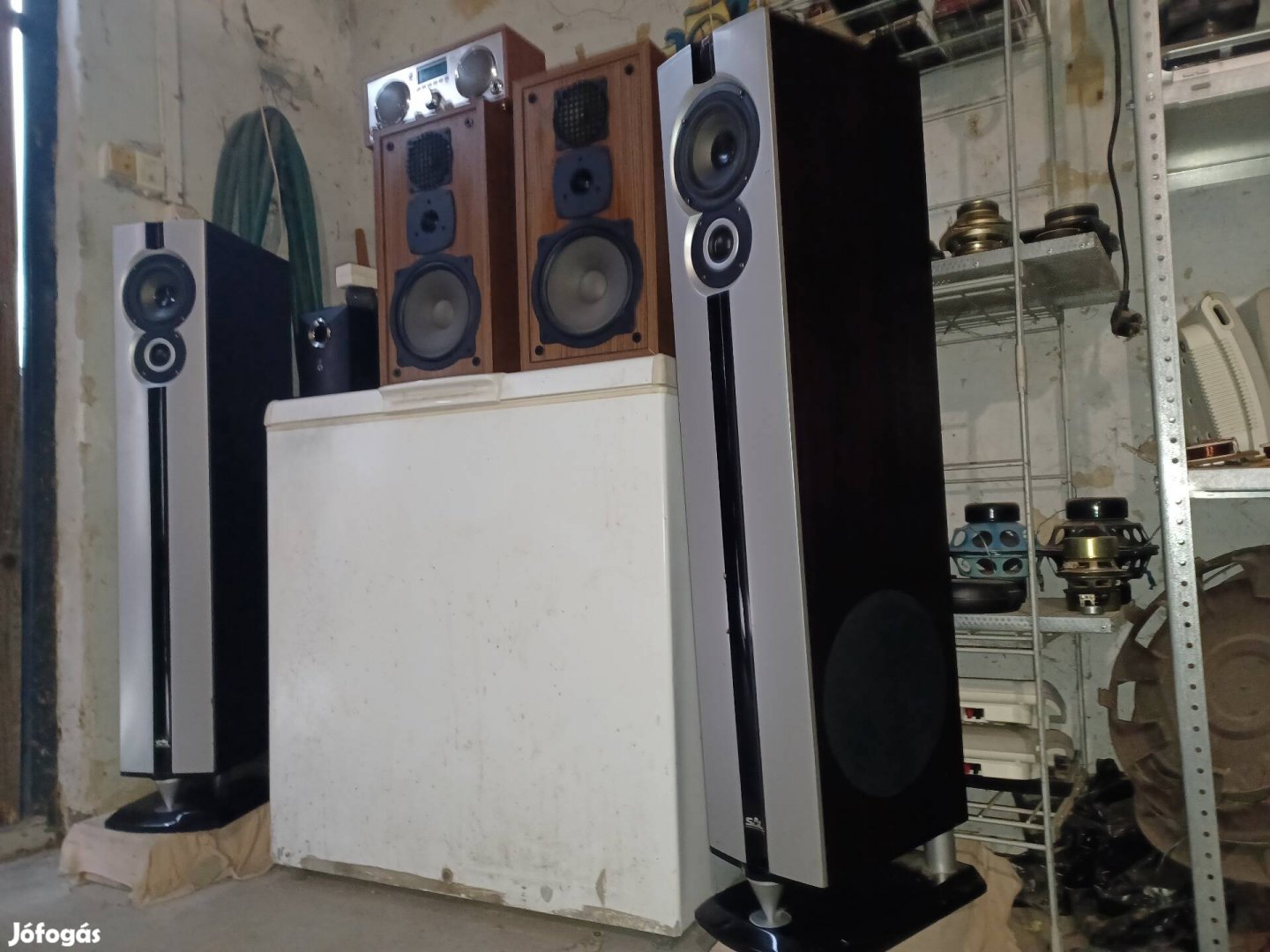 Hiányos nagy hangfalpár.