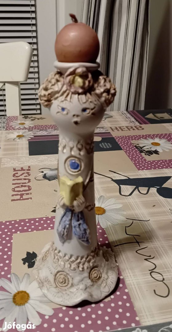 Hibátlan Győrbíró Enikő kerámia: Kislány könyvvel