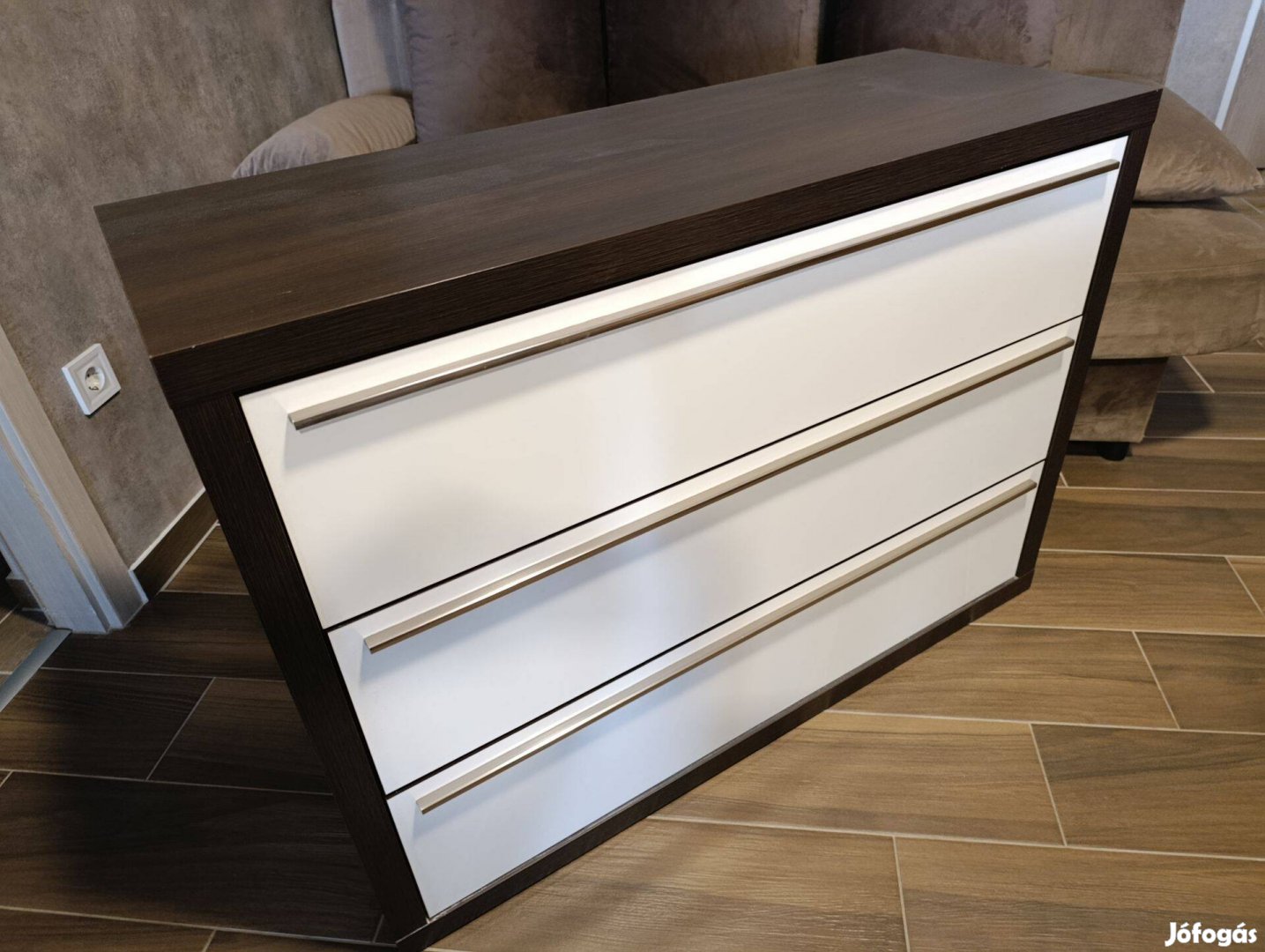 Hibátlan állapotban eladó a képen látható komód