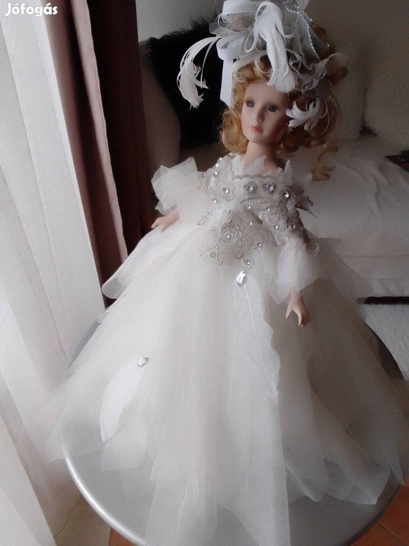 Hibátlan állapotú, gyönyörű 50cm magas porcelán menyasszony baba!
