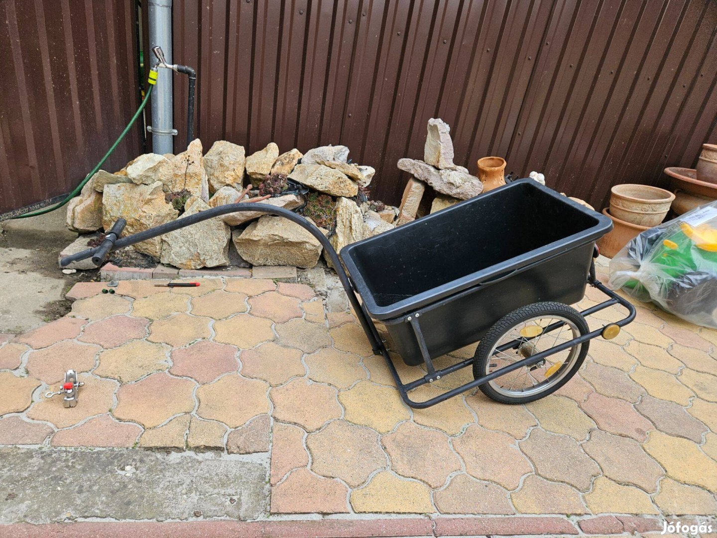 Hibátlan állapotú kerékpáros teherutánfutó, kézi kocsiként