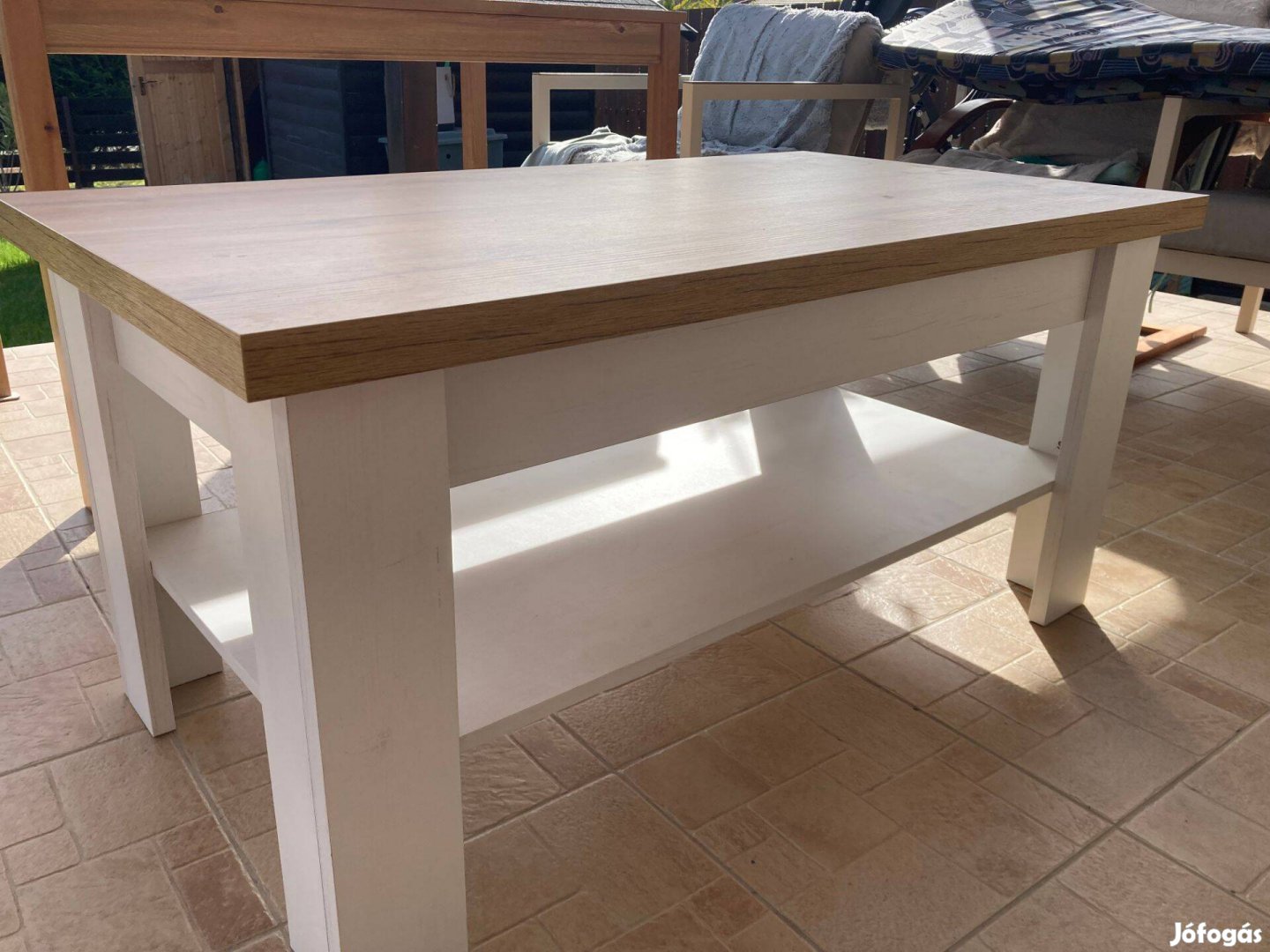 Hibátlan dohányzó asztal