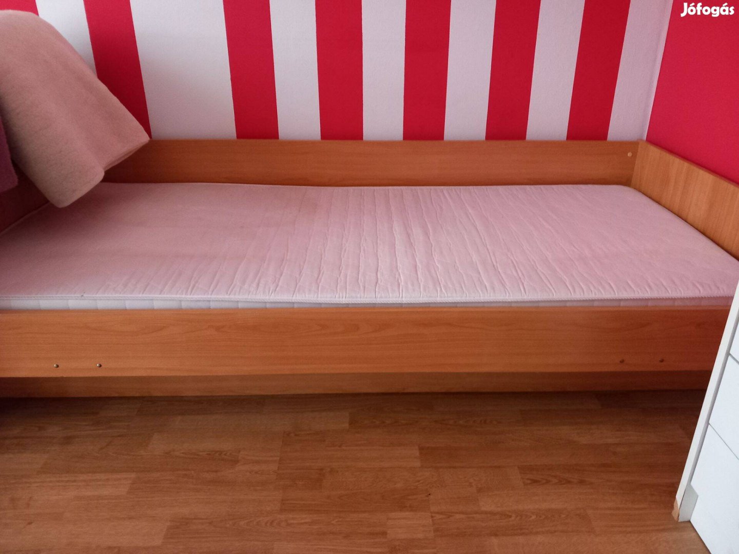 Hibátlan egyszemélyes heverő ágyneműtartós
