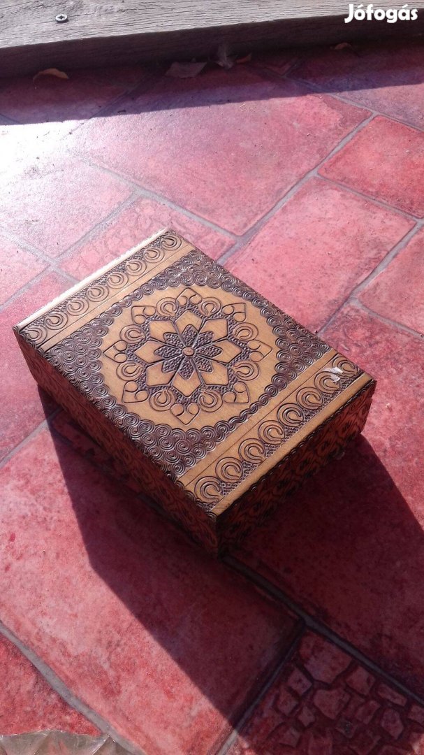 Hibátlan faragott leveles ládika 18x12cm