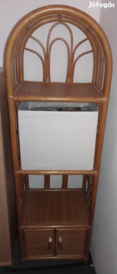 Hibátlan rattan bútor. Teljes magasság 152 cm.