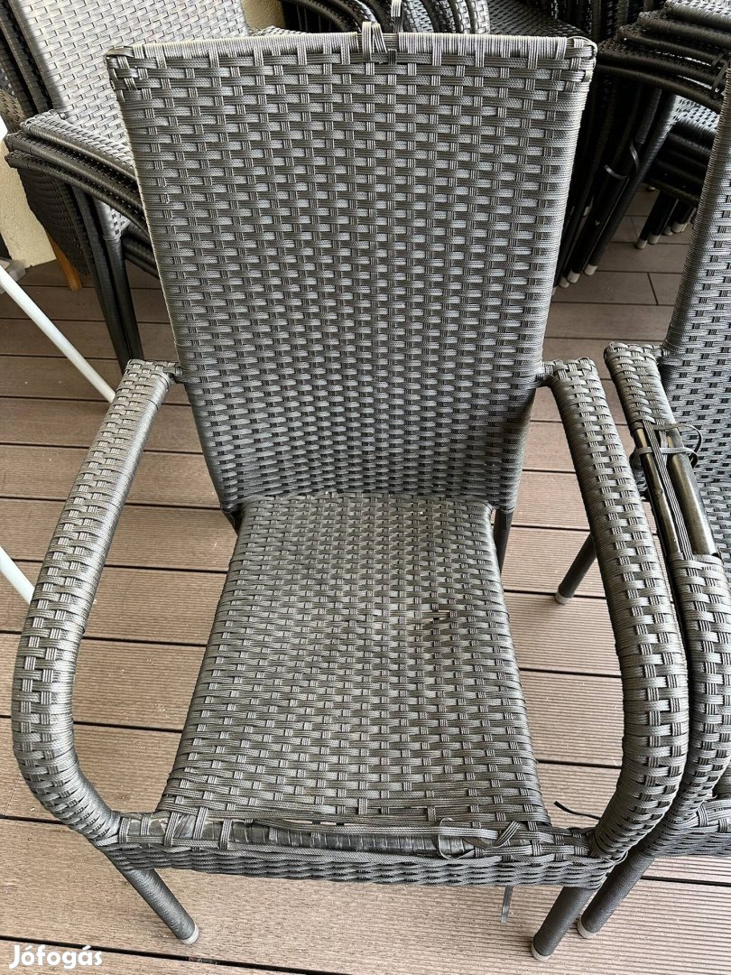 Hibátlan vázú székek kisebb rattan szakadásokkal