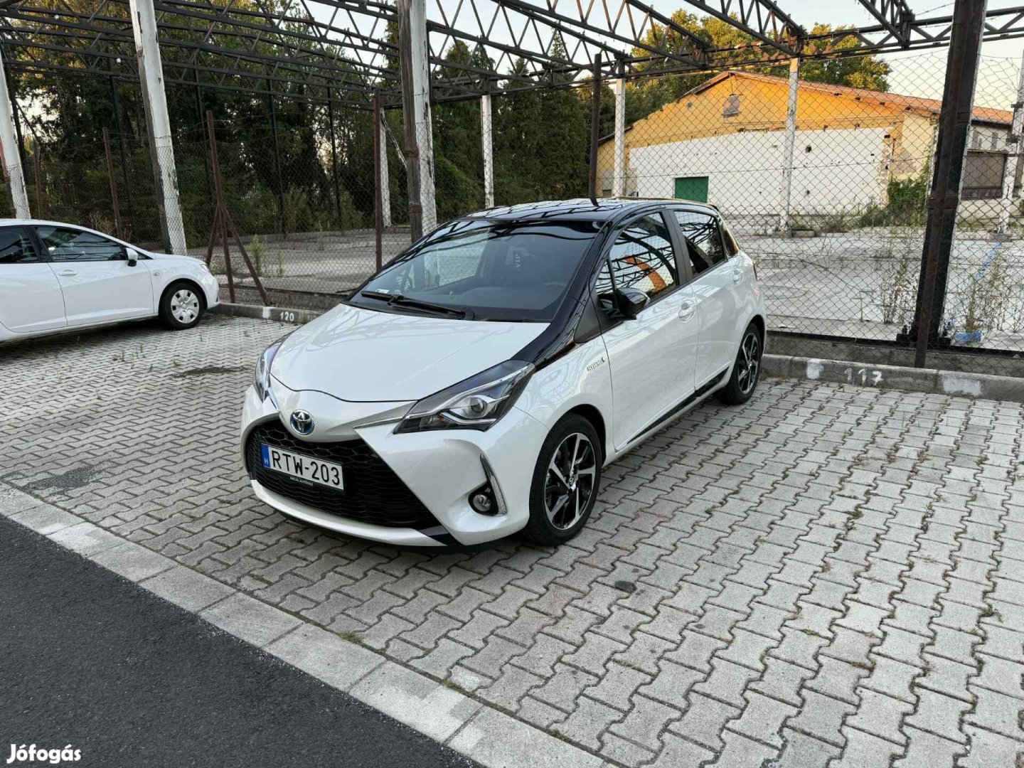 Hibrid Toyota Yaris csak 7,000km!!!