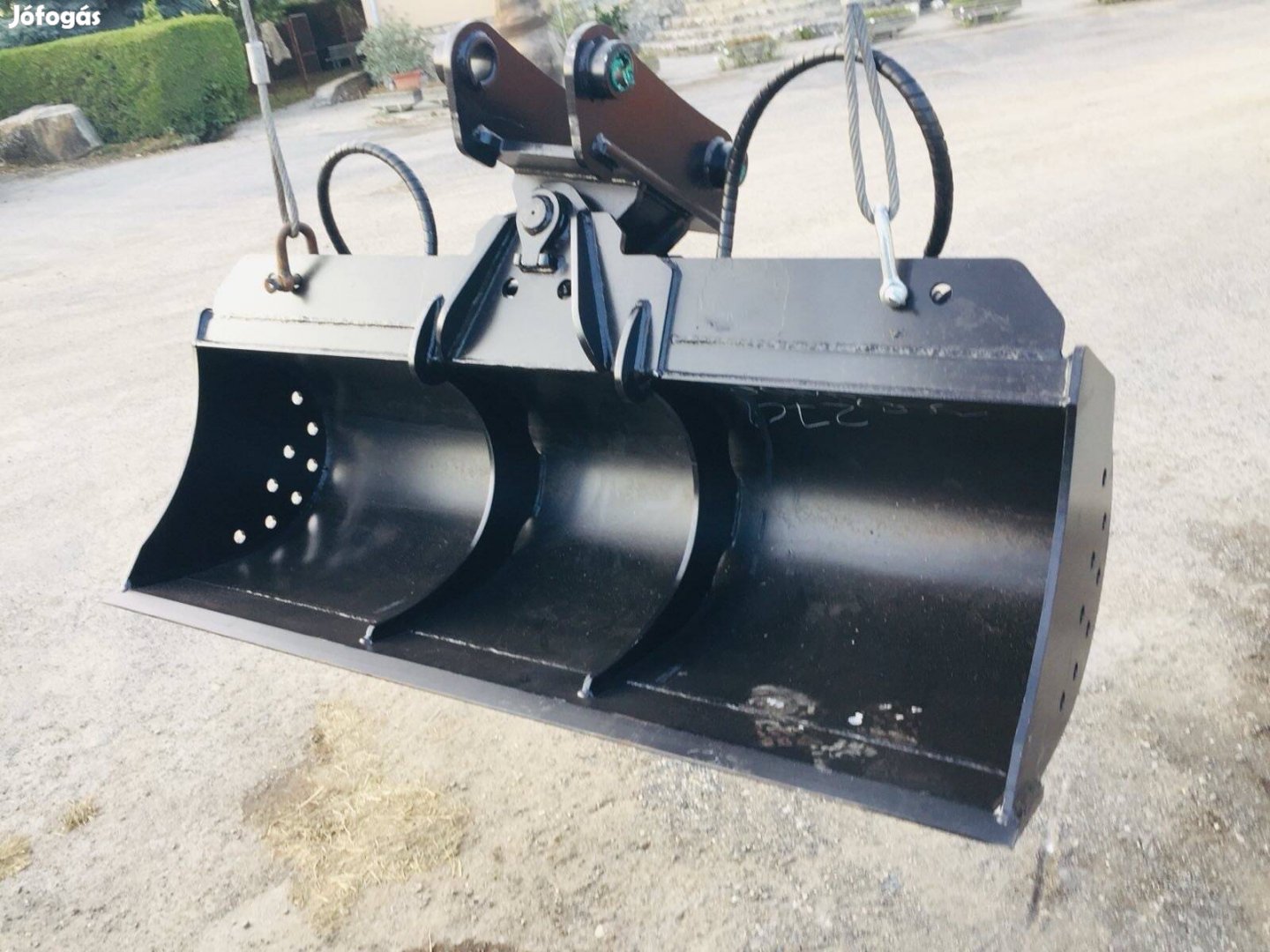 Hidraulikus rézsűkanál, 270 liter, 2 munkahenger, 150cm