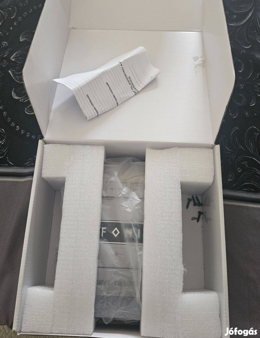 Hifonics erősítő és 1 farados kondi