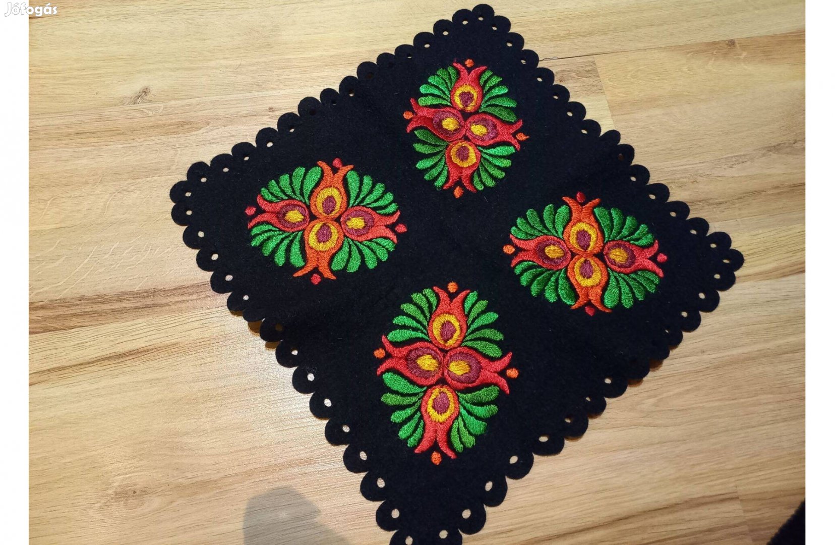 Himzett Matyó mintás fekete filc teritő 2 db együtt 2500ft