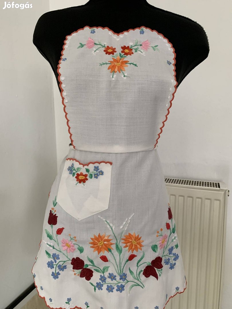 Hímzett hagyományos kötény