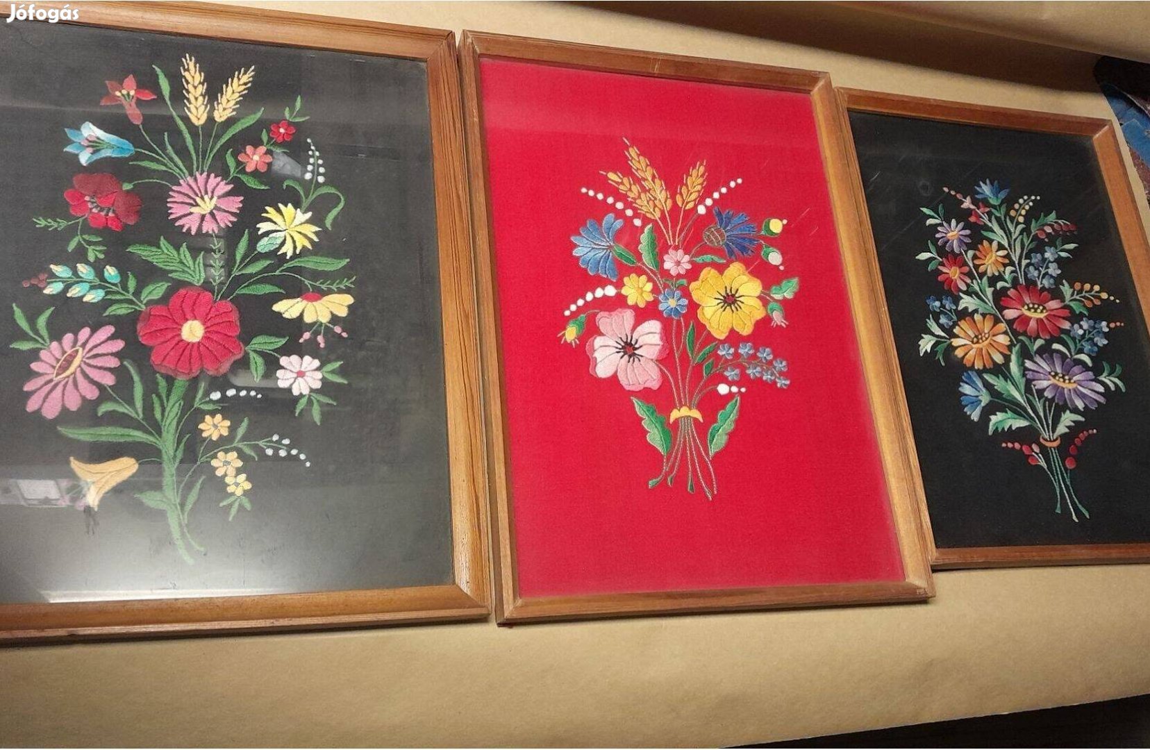 Hímzett képek üvegezett keretben, 29x40 és 31x44 cm, egyben
