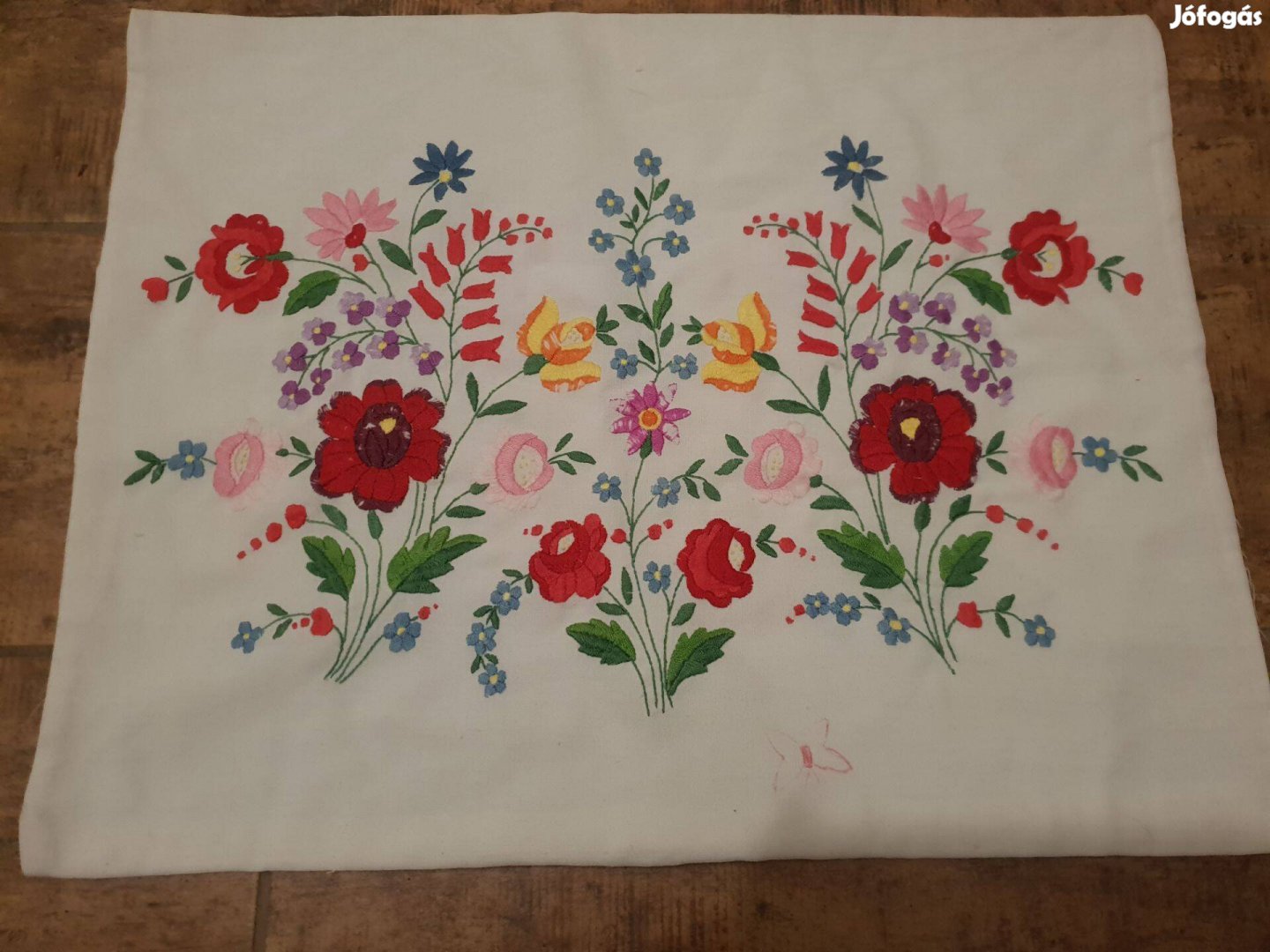 Hímzett párnahuzat. 52 x 40 cm