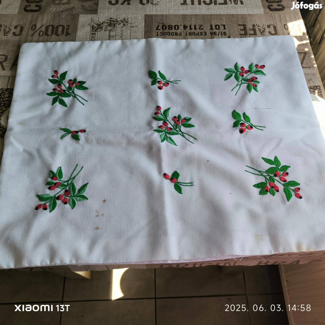 Hímzett párnahuzat eladó! 56 x 46 cm