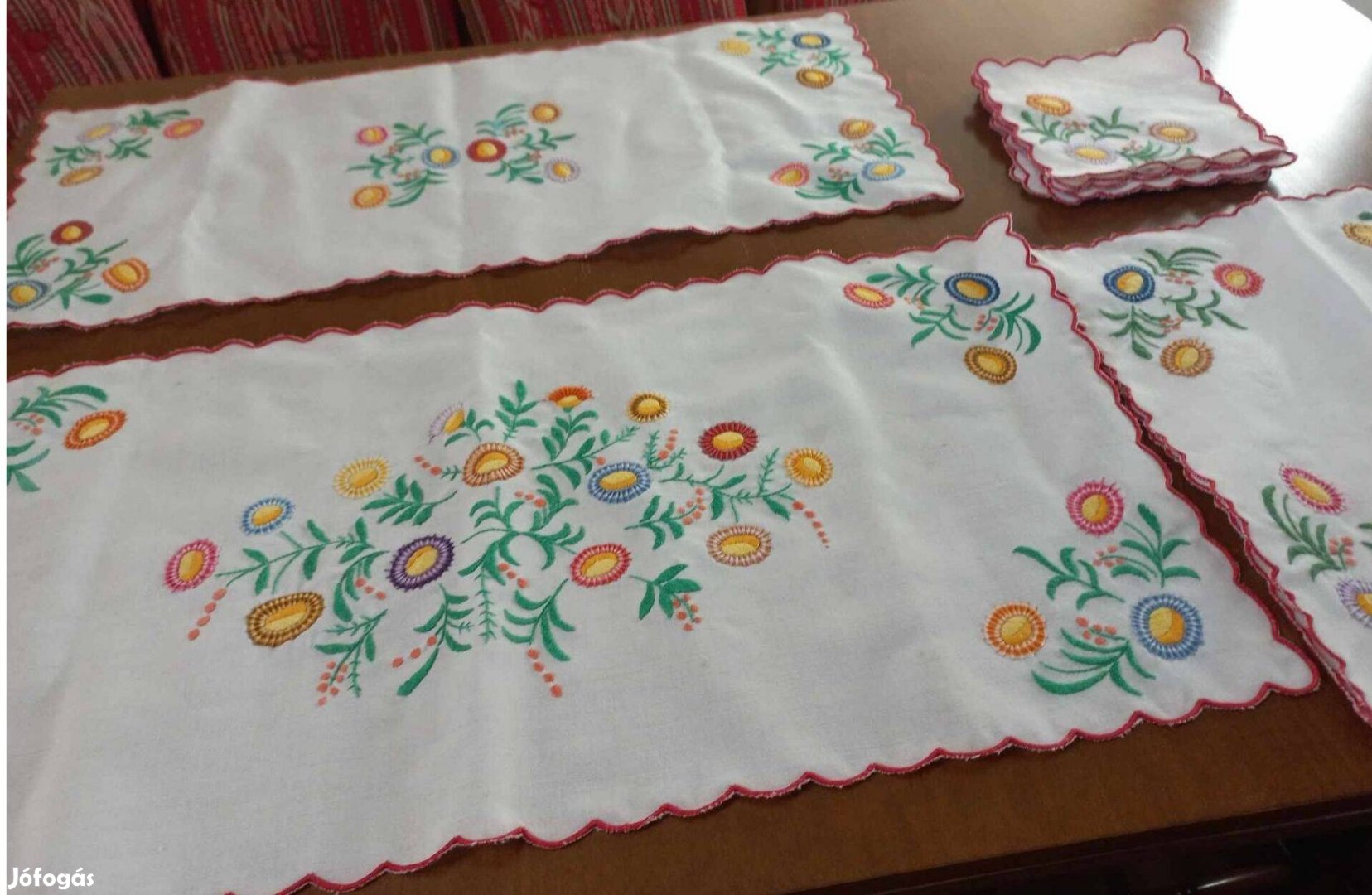 Hímzett párnák, garnitúrák ajándéknak is kiváló!