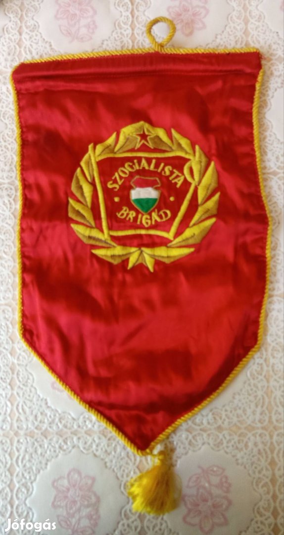 Hímzett selyem szocialista brigád zászló 