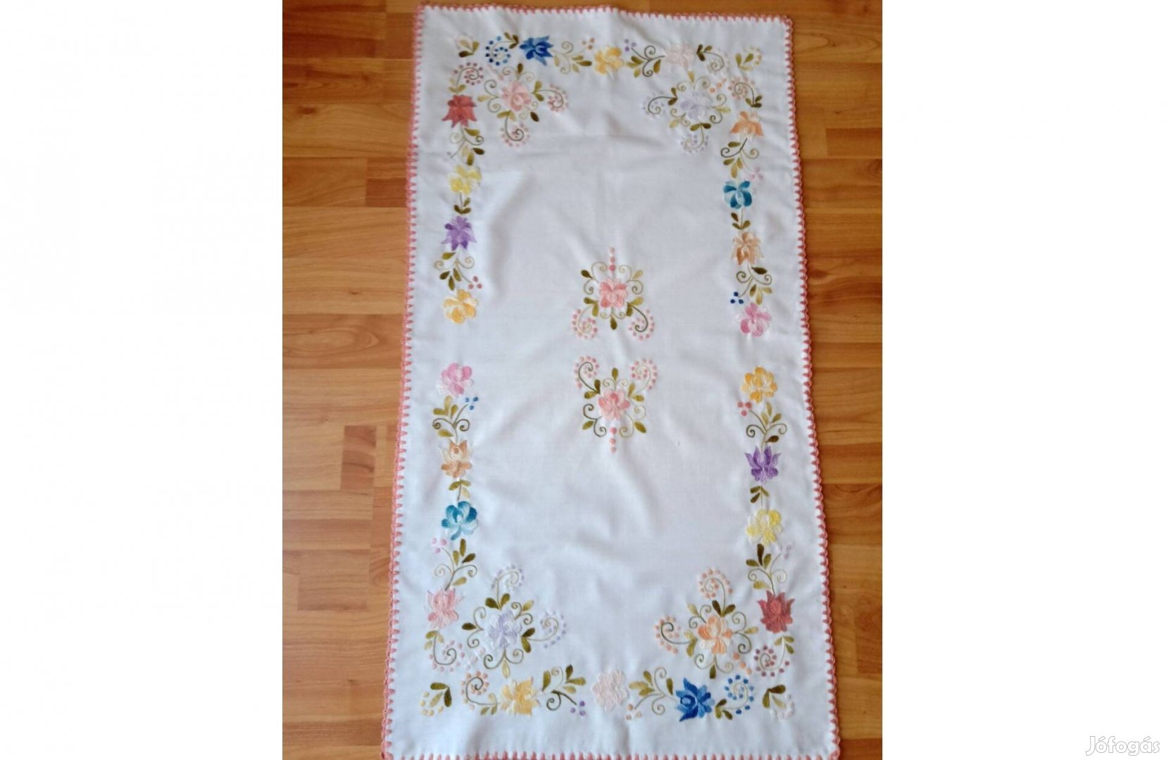 Hímzett terítő kézimunka