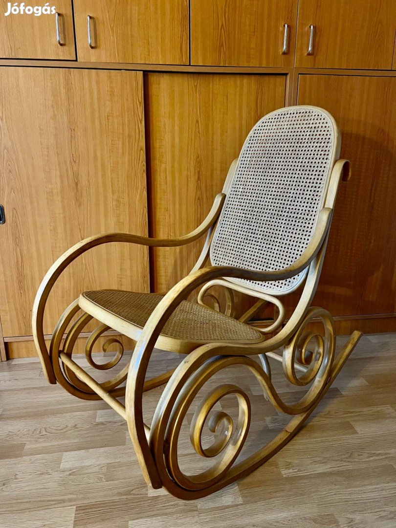 Hintaszék fából dióból, rattan