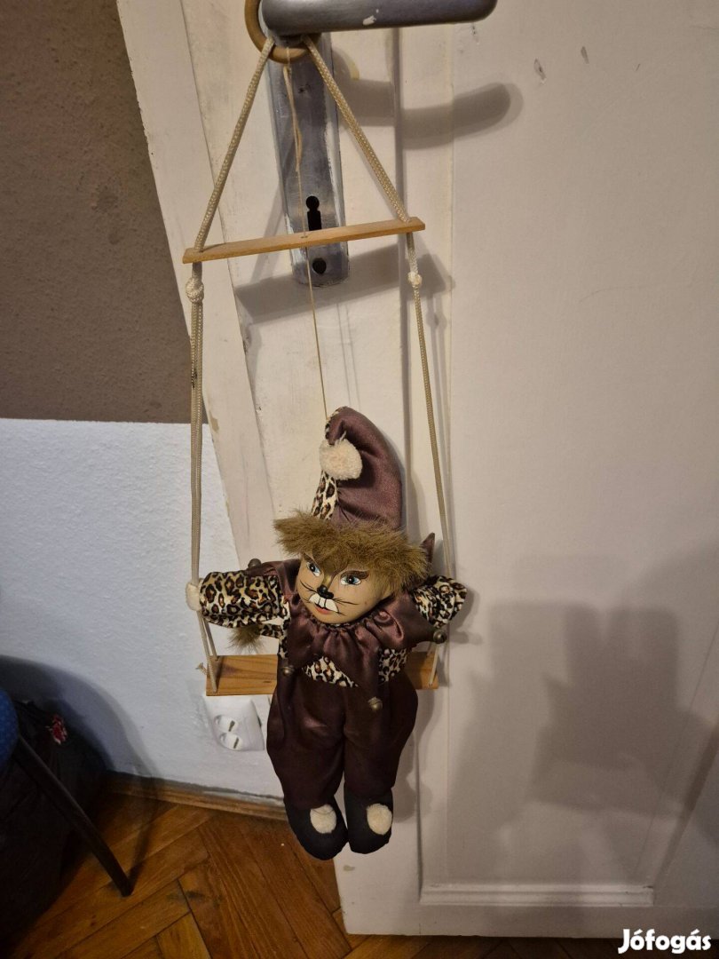 Hintázó porcelán fejű bohóc