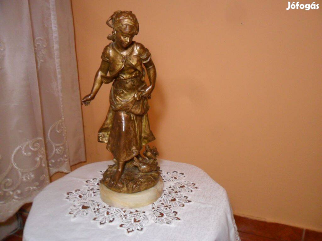 Hippolyte Moreau Női aranyozott bronz szobor