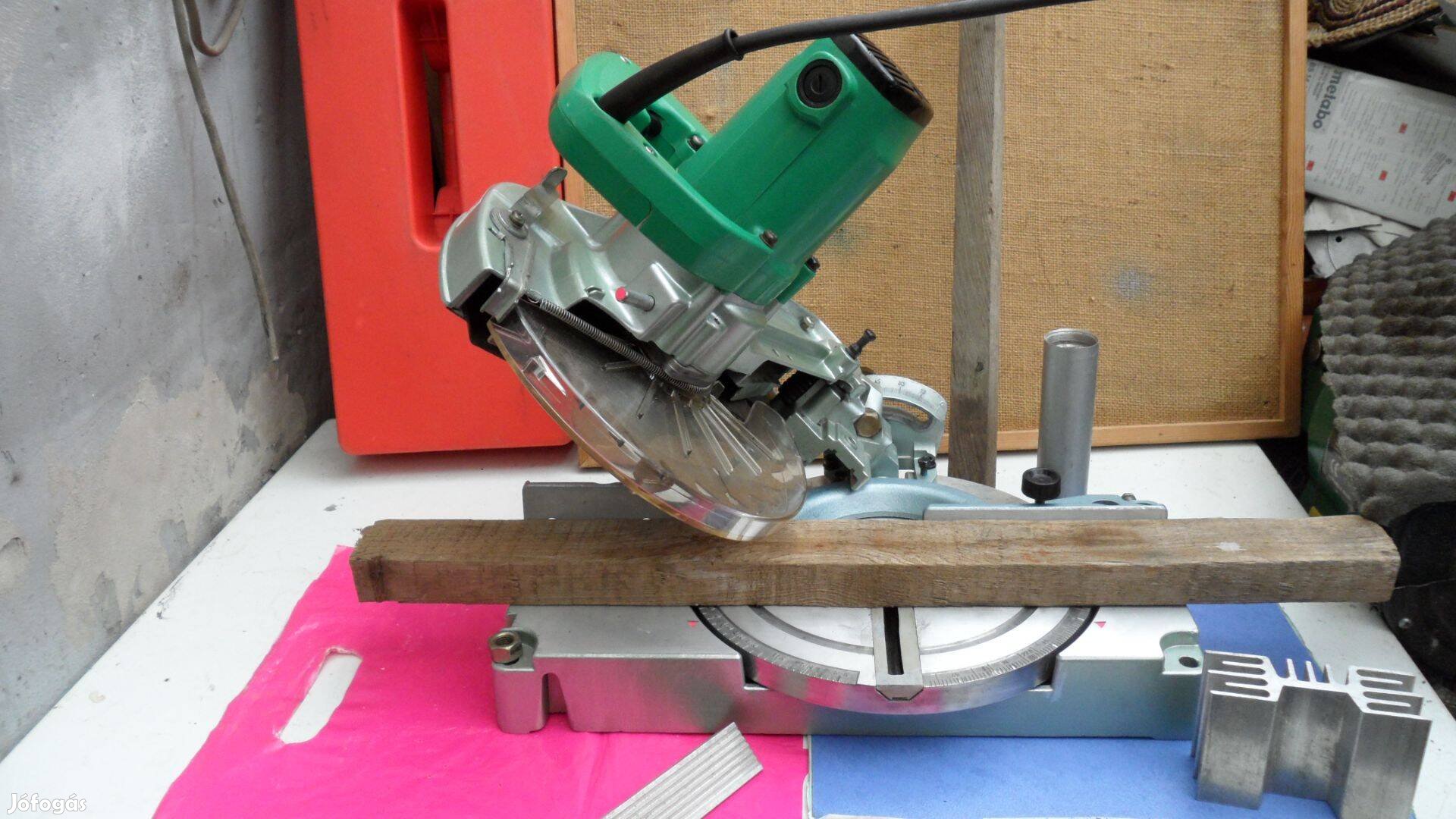 Hitachi gér fűrész 2x47 fokban asztali körfűrész Bosch Makita kés