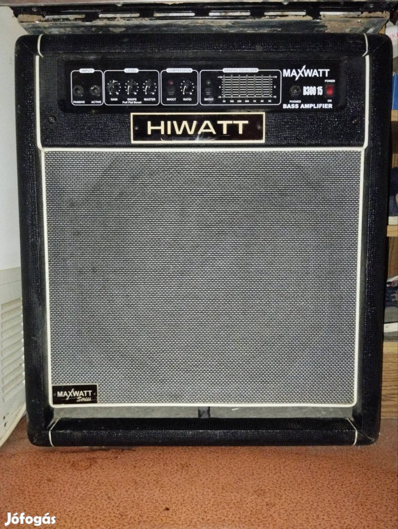 Hiwatt B300 15 basszusgitár erősítő 