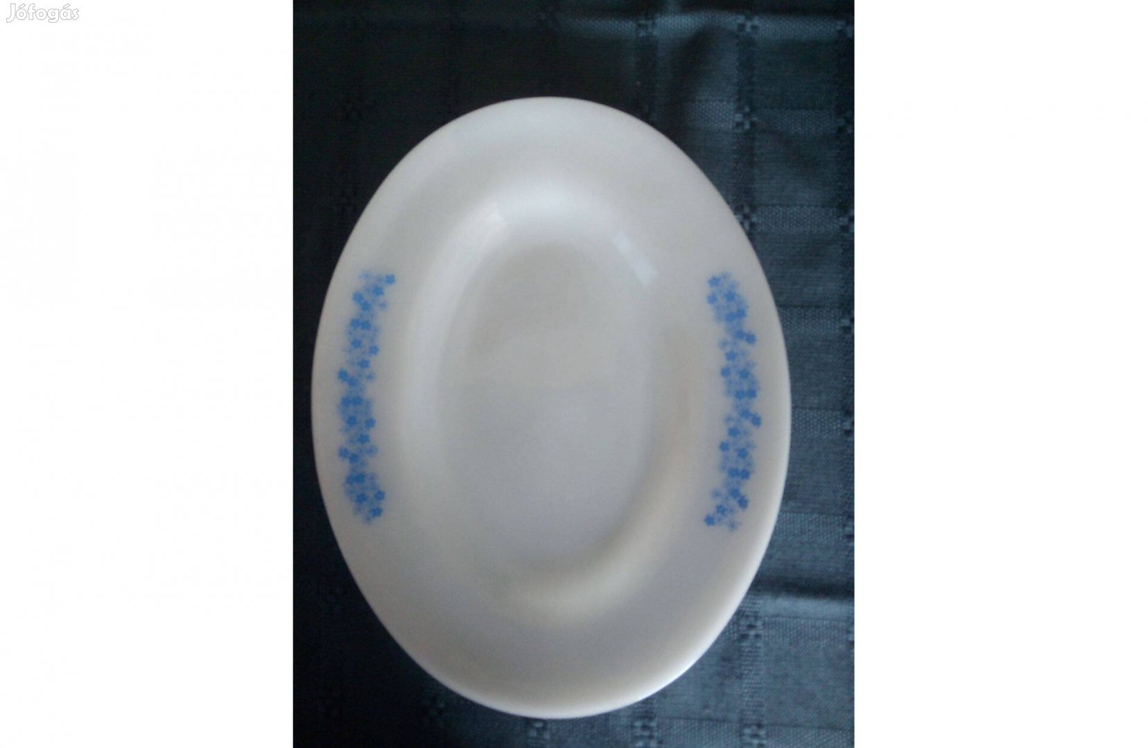 Hőálló ovális kínáló tál, virágkoszorús brazil tejüveg