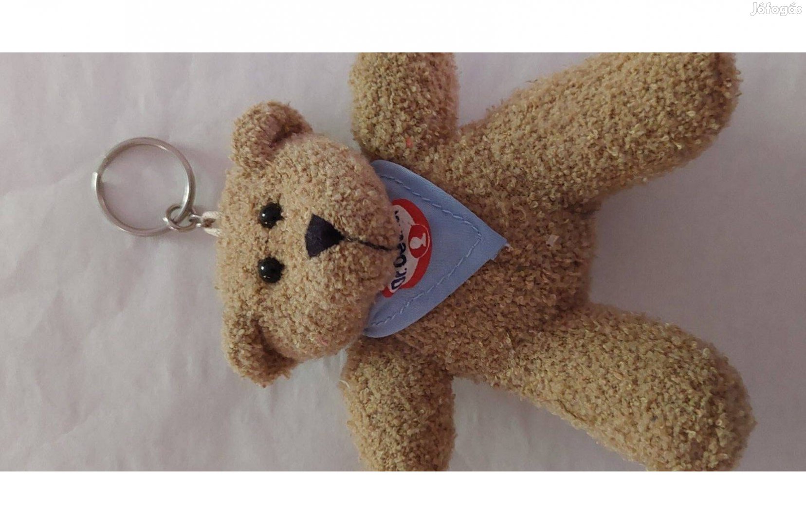 Hobbi barna ülő plüss maci a fején kulcstartóval eladó