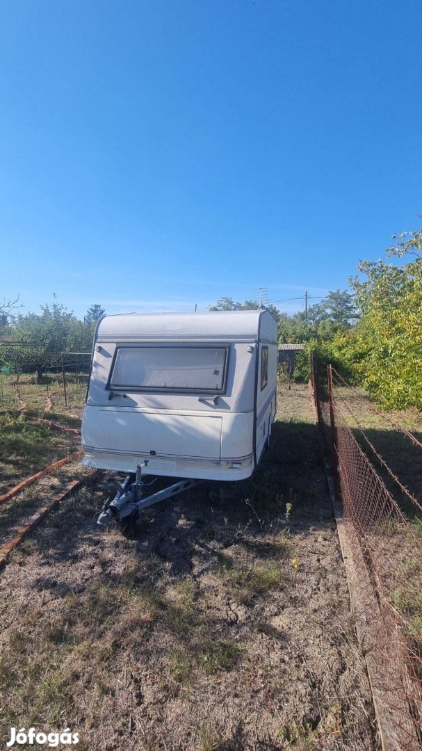 Hobby 400 lakókocsi telepítésre Szolnokon