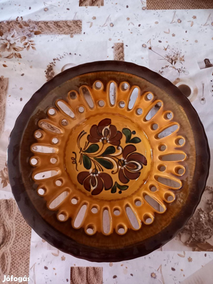 Hódmezővásárhelyi áttört szélű, mázas kerámia falitál