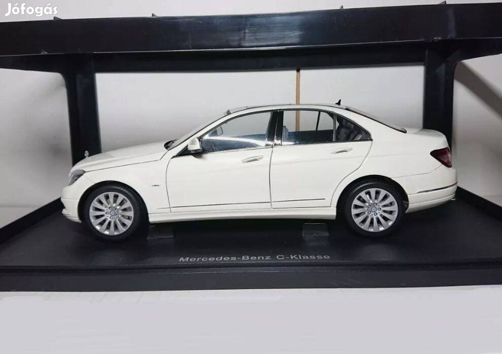 Hófehér 1:18 Autoart Mercedes C-klasse elegance új, gyári dobozában