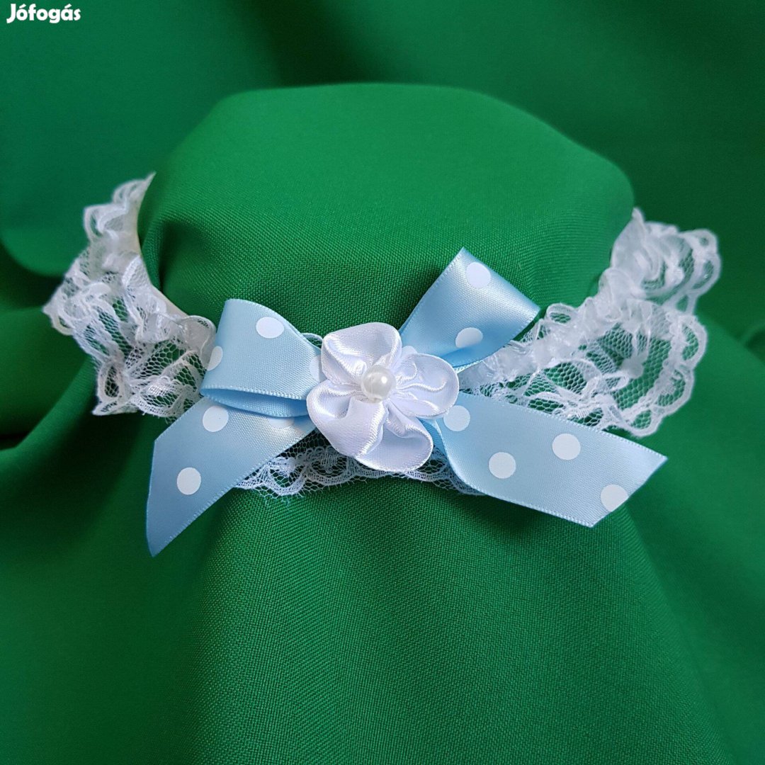 Hófehér csipkés, pöttyös kék masnis-virágos menyasszonyi harisnyakötő