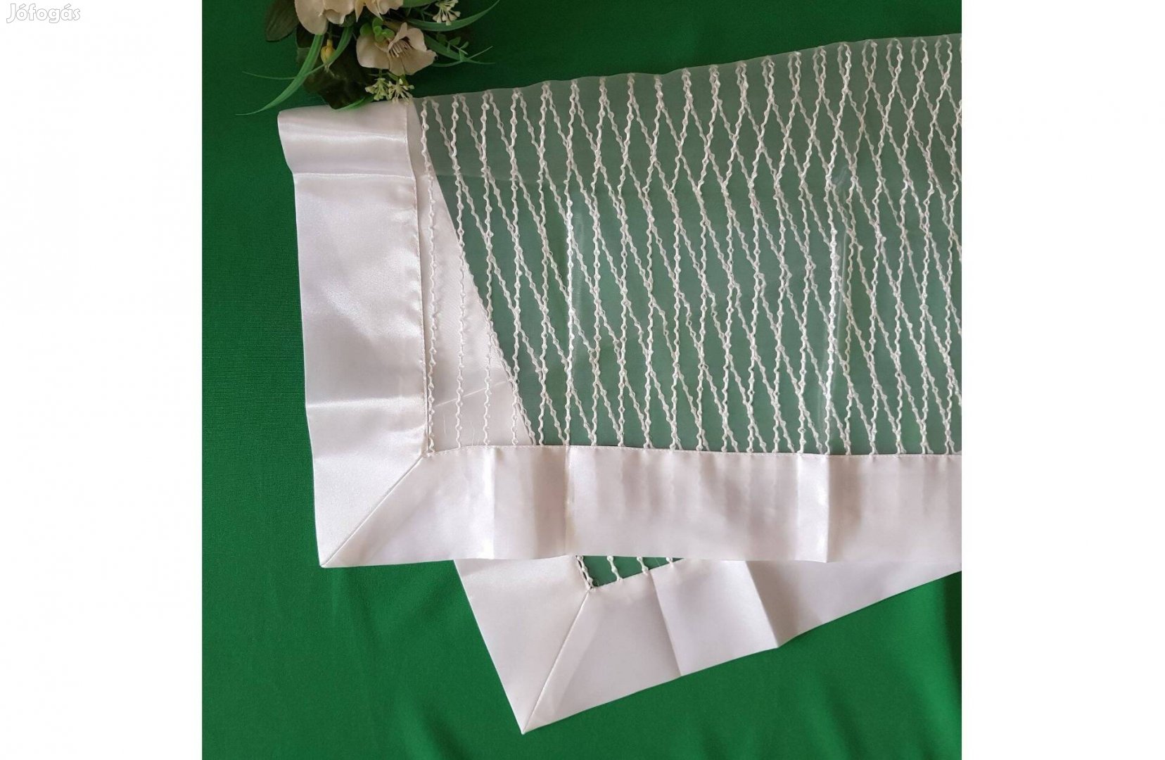 Hófehér és átlátszó organza asztalterítő szatén széllel - 80x80cm