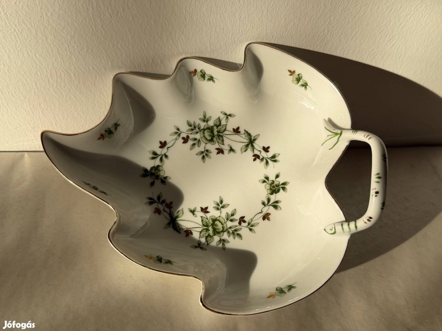 Hollóházi Erika levél alakú kínáló