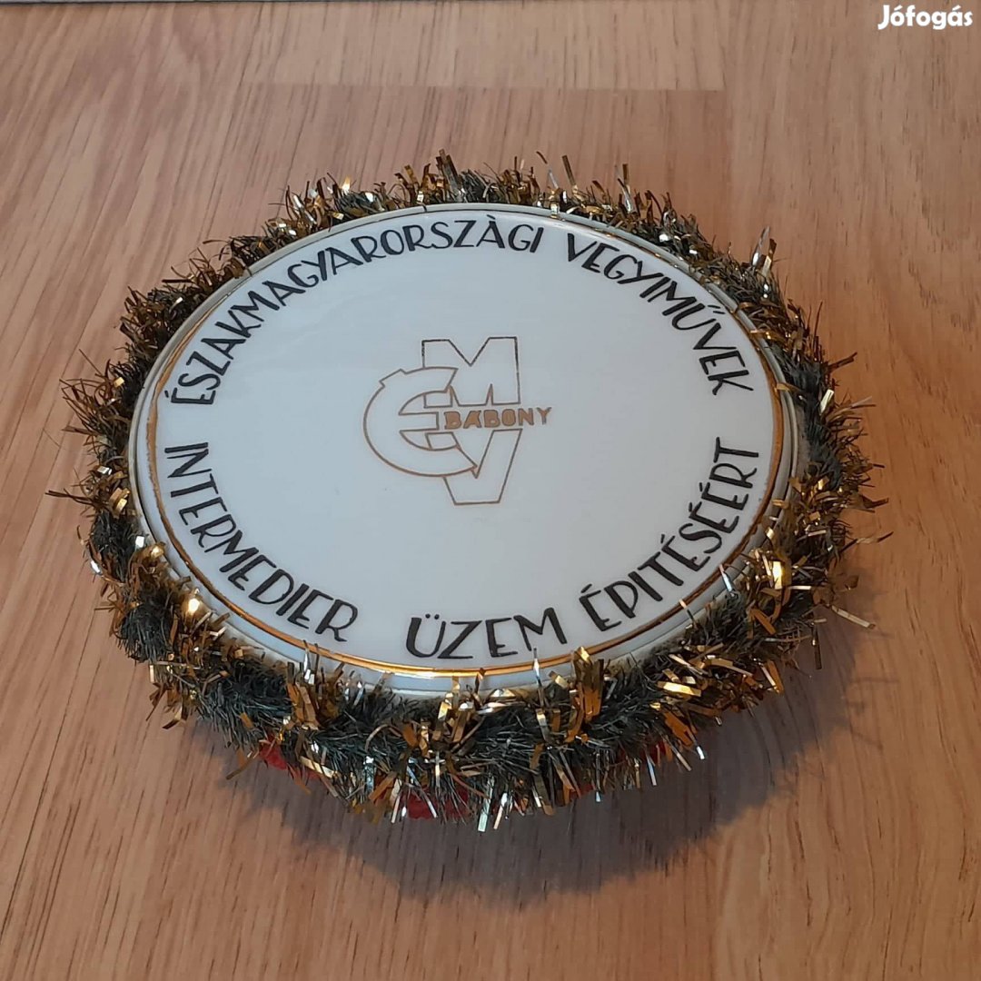 Hollóházi aranyozott szegélyű porcelán jelzett emlékérem