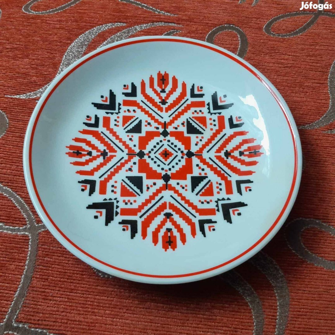 Hollóházi jelzett piros-fekete mintás falitányér dísztányér