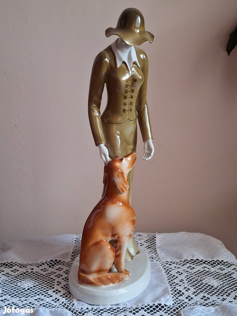 Hollóházi kutyás nő. Nagy szobor