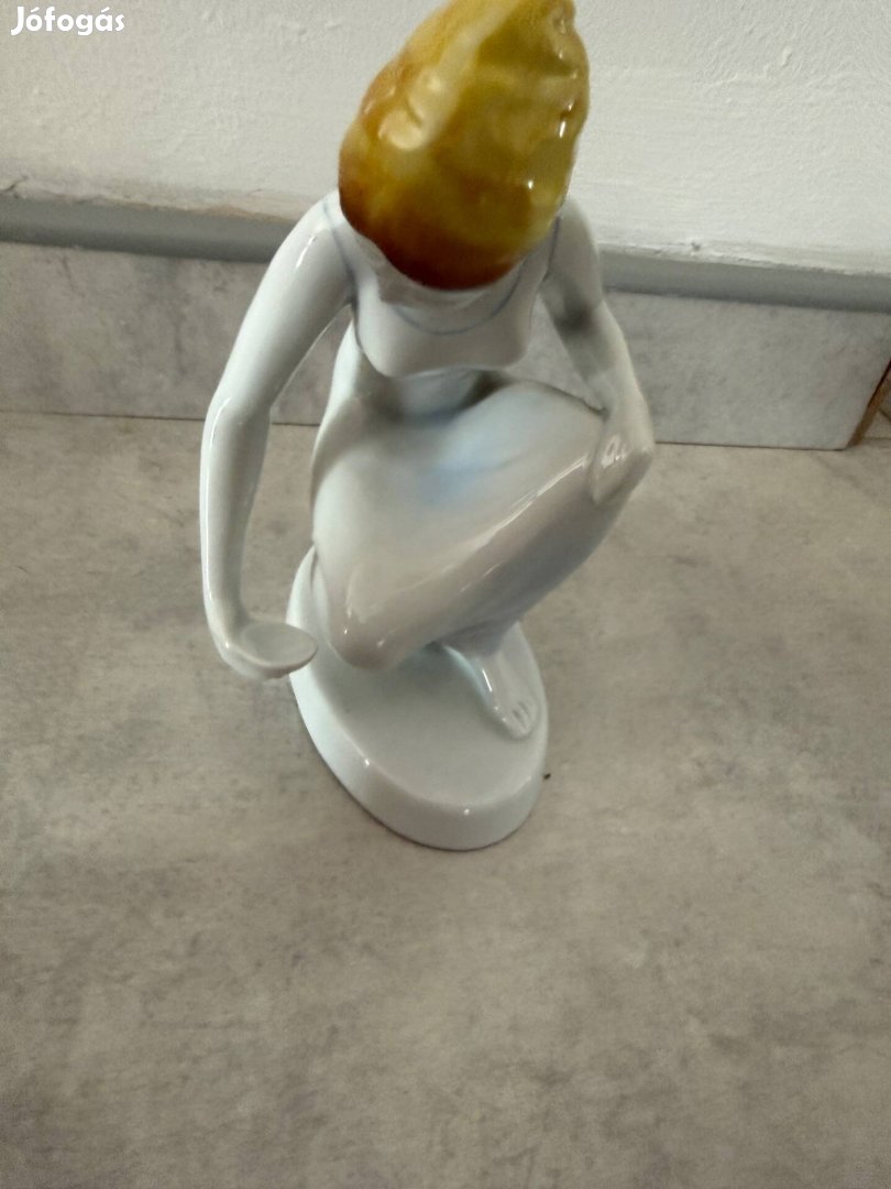 Hollóházi porcelán Vízmerítő lány figura